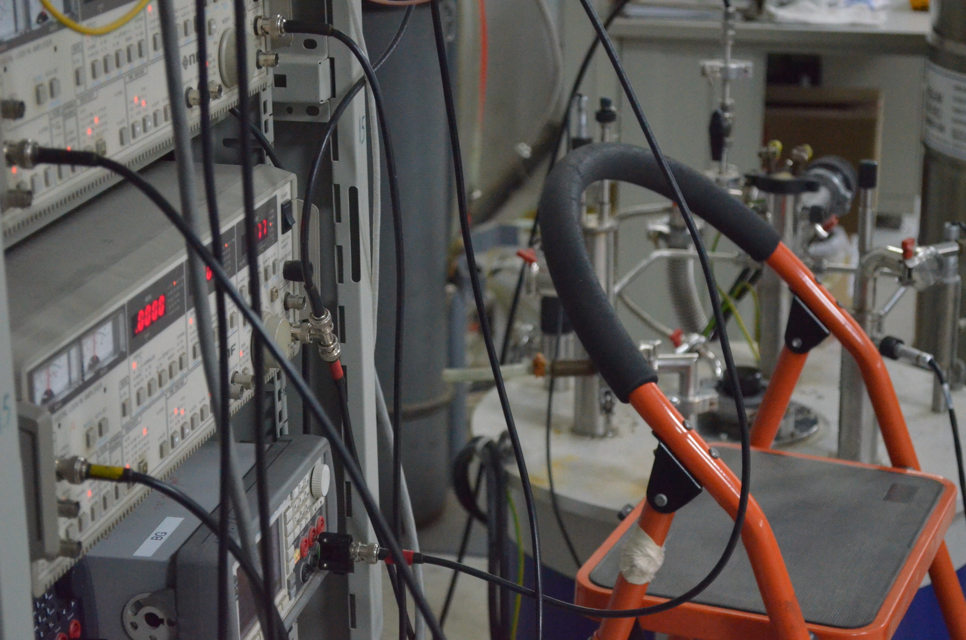Electronics and cryostat